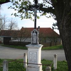 Kříž na návsi ve Vraníně