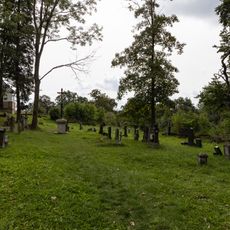 Centrální kříž na hřbitově ve Skokách