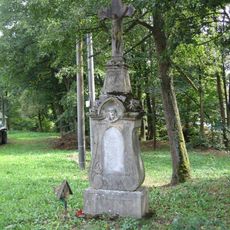 Boží muka u křižovatky silnic a železničního přejezdu v Malé Moravě