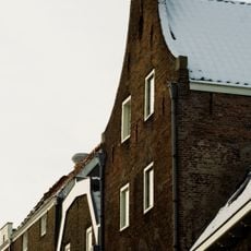 Pakhuis met herstelde puntgevel