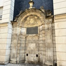 Fontaine Saint-Cande et plaque commémorative "Du règne de Louis Le Grand"