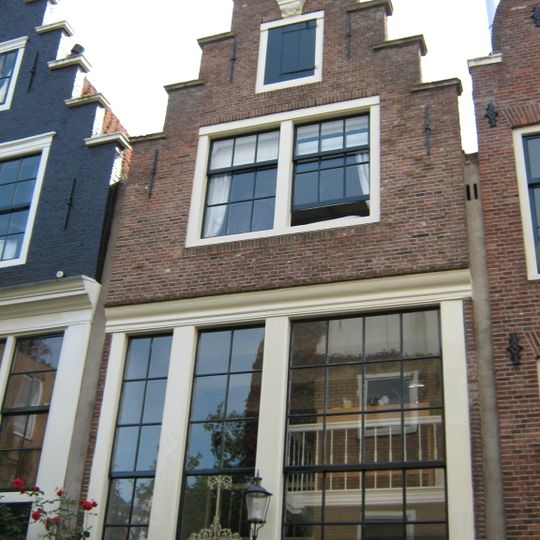 Huis met slechts een zolderverdieping boven de hoge hoofdverdieping; trapgevel op houten pui