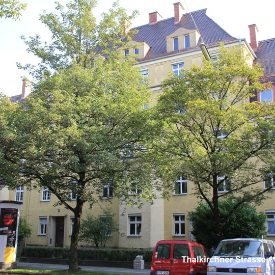 Hauptfront einer vierseitigen, historisierenden, malerischen Wohnanlage