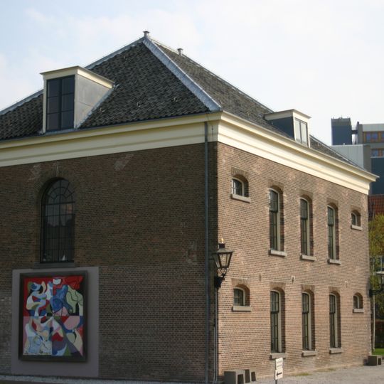 Voormalig cellengebouw voor militairen, onderdeel van het vroegere gevangeniscomplex in en rond het voormalige 17e-eeuwse Pesthuis