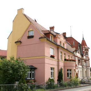 Wohnhaus in halboffener Bebauung, mit Einfriedung Clara-Zetkin-Straße 1