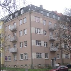 Mietshaus in geschlossener Bebauung in Ecklage mit Vorgarten Klarastraße 44