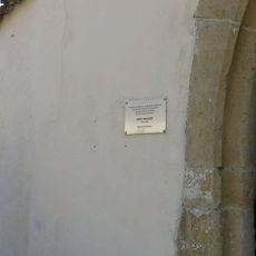 Pamětní deska Josefa Hloucha u brány do kláštera v Kadani