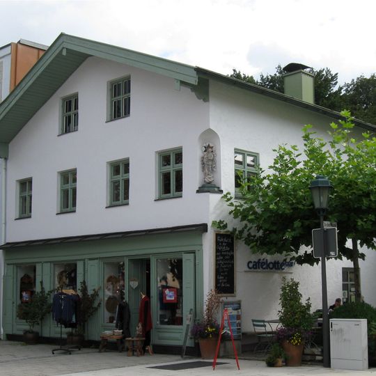 Wohn- und Geschäftshaus