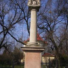 Stĺp Korunovania Panny Márie, stĺp s podstavcom