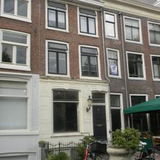 Pand met gevel onder rechte lijst waarboven dwars dak