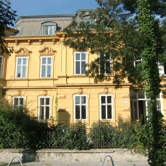 Villa mit Einfriedung
