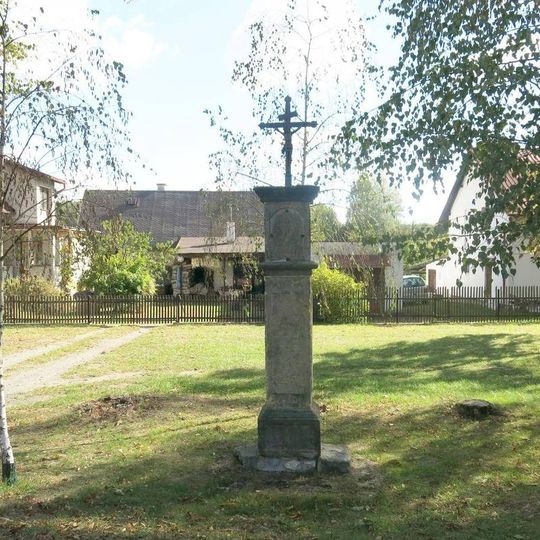 Kříž u autobusové zastávky v Oknech