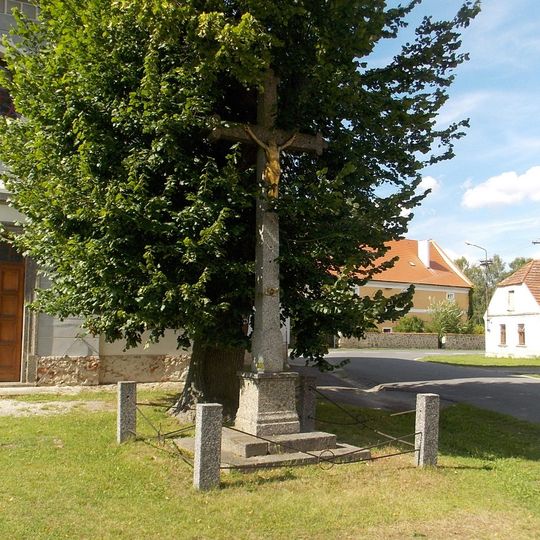 Kříž u kostela v Kestřanech