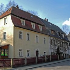 Wohnhaus in halboffener Bebauung, Türstock mit Schlussstein Luchauer Straße 12