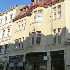 Wohn- und Geschäftshaus mit originaler Ladenfront in geschlossener Bebauung und linkes Hofgebäude Jakobstraße 4a