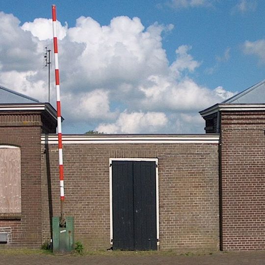 Oostereiland: portiersgebouw met transformatorhuisje