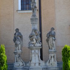 Kostol sv. Trojice s areálom, kríž