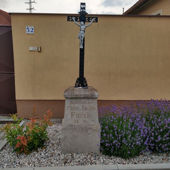 Kříž u cesty k letišti