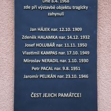 Pamětní deska obětí neštěstí při stavbě kulturního centra