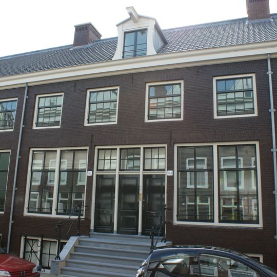 Aaneengesloten reeks onderkelderde dijkwoningen