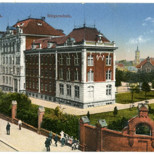 Schule, Turnhalle, Einfriedung, Freigelände um die Schule sowie Gehwege um die Schule Pestalozzistraße 27