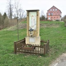 Kaplička s Kristem na rozcestí k zámku v Lipové