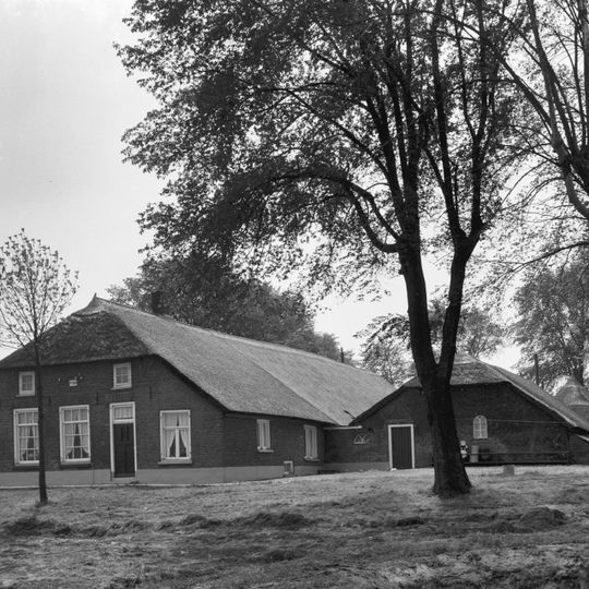 Boerderij van het Kamper type gedekt door rieten wolfdak en met middenlangsdeel