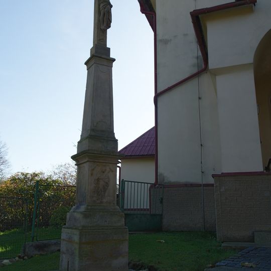 Kříž v Kosově před kaplí na návsi