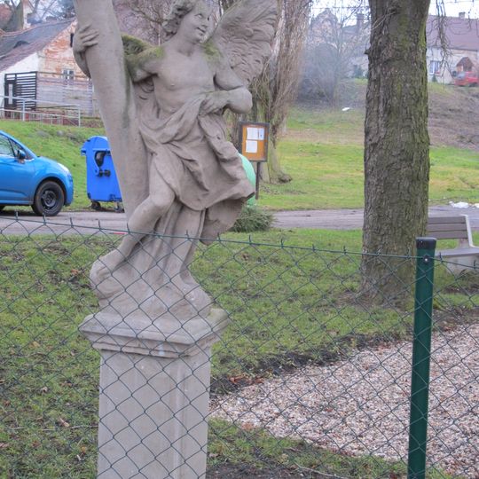 Socha anděla na návsi v osadě Koporeč