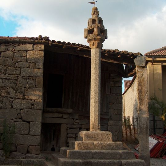Pelourinho de Vila Cova à Coelheira