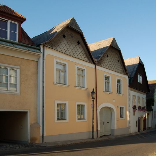 Hauerhaus, Straßentrakt