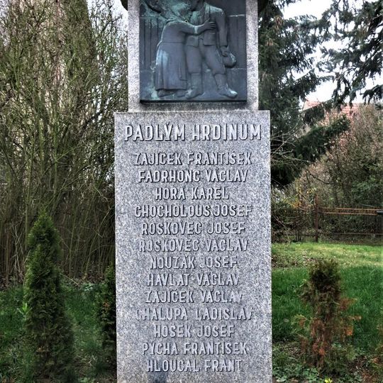 Pomník padlým u školky ve Struhách