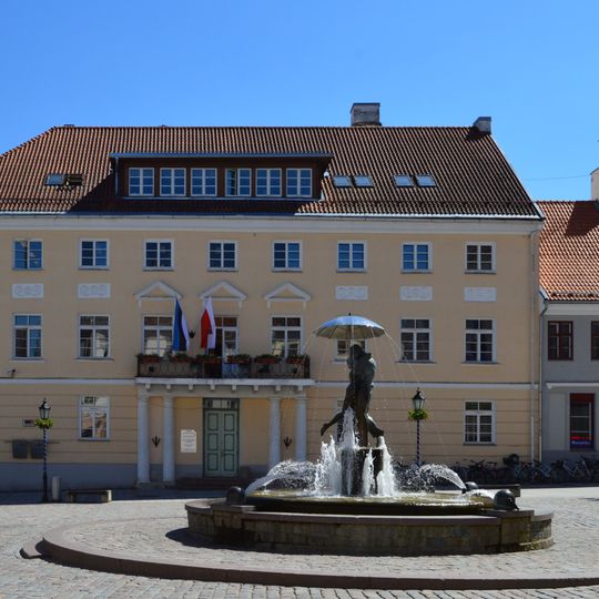 Deux étudiants s'embrassant