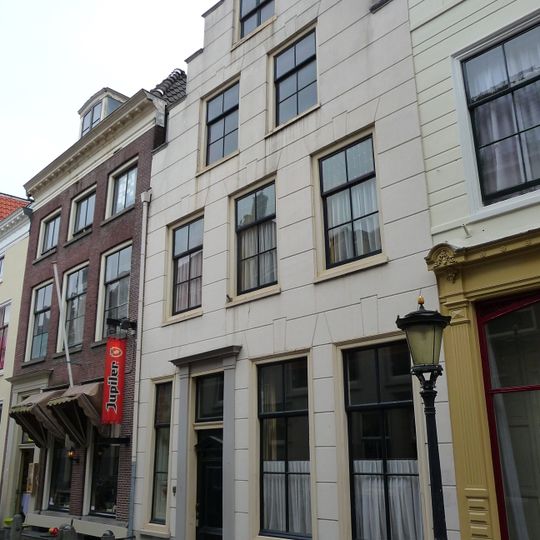 Pand met gepleisterde trapgevel