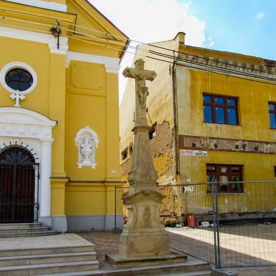 Kříž v Odrlicích před kostelem