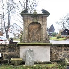 Kaplička VI. zastavení křížové cesty u kostela v Arnolticích