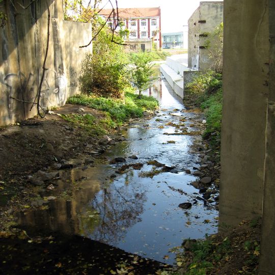 Železniční most přes Svitavský náhon u Zvonařky