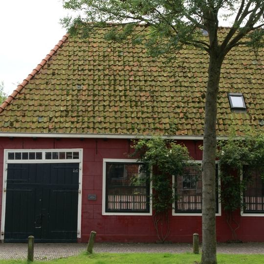 Woonhuis en werkplaats onder een dak. Gevel van woning vernieuwd. Woonhuis zou de woning van de molenmaker van de "Vijf Noorderkoggen" zijn