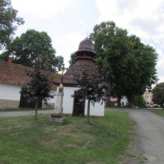 Kříž před kaplí v Mezné