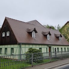 Ländliches Wohnhaus mit rückwärtigem Anbau und Handschwengelpumpe Hauptstraße 68