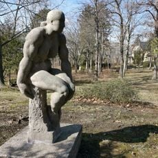 Sitzende Frau in Heilstätte Lindenhof