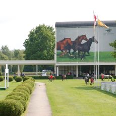 Budynek administracyjny z siodlarnią