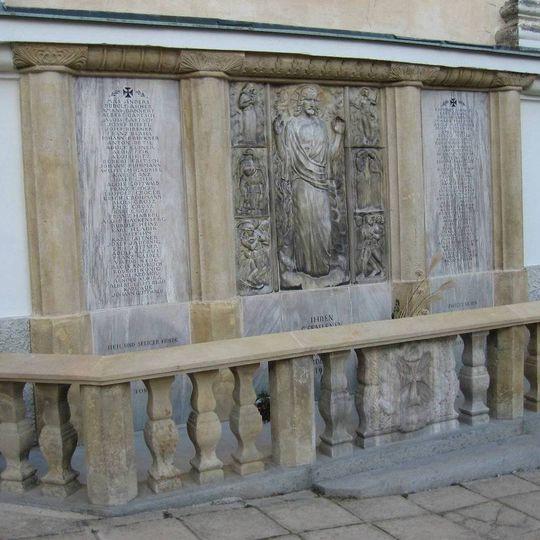 Pomník padlým na jižní straně kostela sv. Michaela ve Vrbně pod Pradědem