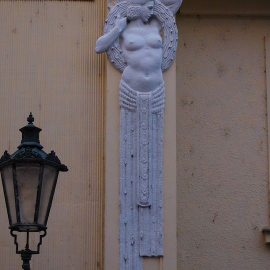 Statues of woman and man at Maiselova 15