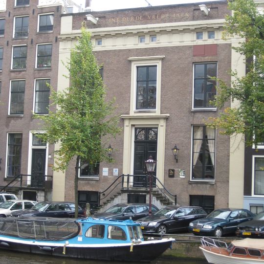 Dubbel huis met gevel van drie traveeën met zandstenen hoeklisenen, deuromlijsting en triglyfenlijst en bakstenen attiek