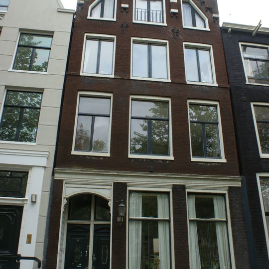 Pand met ingezwenkte halsgevel met schelp op de afdekking