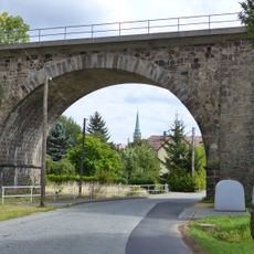 Einzeldenkmal der Bahnstrecke Zittau–Löbau: Eisenbahnbrücke über die Straße (siehe auch Sachgesamtheitsdokument – Obj. 08992544); Altlöbau, Altlöbauer Straße
