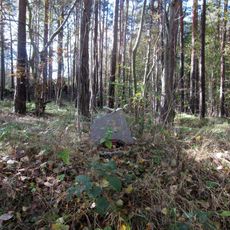 Pomník jihozápadně od Záluží