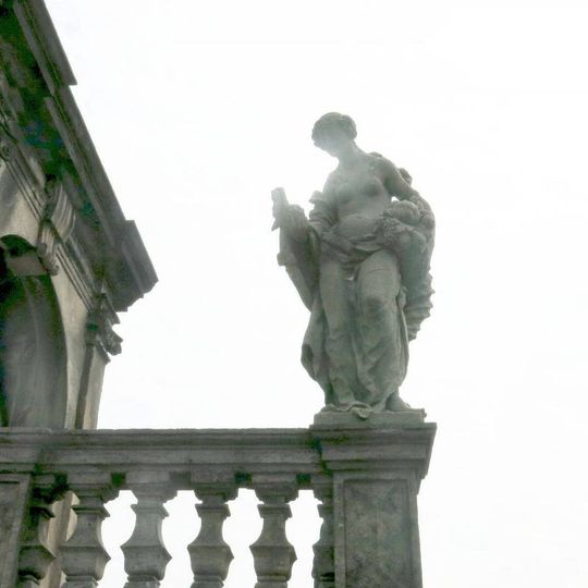 Socha Pomony na horní balustrádě glorietu v Růžové zahradě zámku v Děčíně