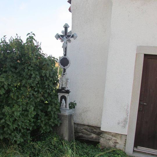 Kříž před kaplí v Branišově